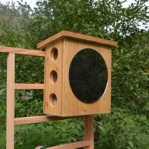 nowato Handwaschbecken – Detail Papierhandtückerspender mit Spiegel aus Acrylglas