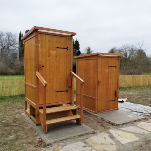 2 Toiletten mit der Biolan eco in einem Kindergarten. Die eine ist in eine Wartungsschach vertieft.