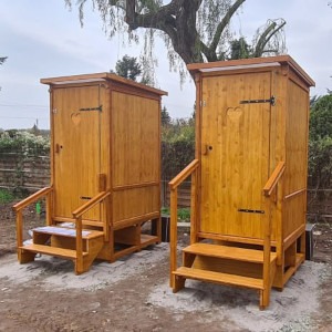 2 Toiletten mit der Biolan eco in einem Kindergarten. Die Toilettenhäuschen sind für die Biolan eco auf Podest erhöht.