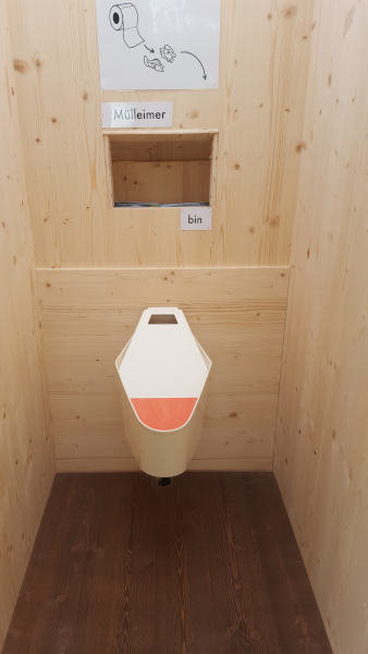 4- wasserlose Hocke-Pissoir, Innenansicht - Frauen-Pissoir