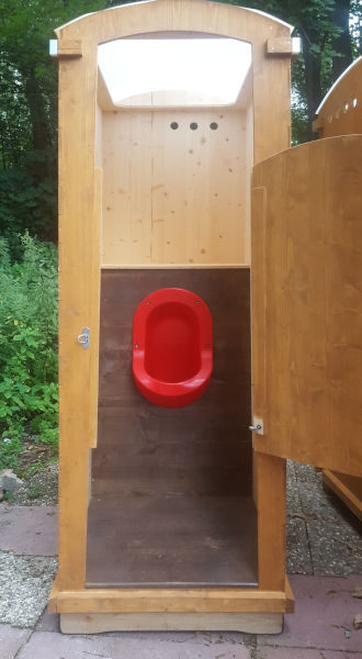 4- Steh-Pissoir - Männer-Pissoir - Aussenansicht, geöffnete Tür