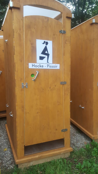 6 - Hocke-Pissoir - Frauen-Pissoir - Aussenansicht