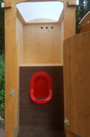 6 - Steh-Pissoir - Pissoir für Männer. Wasserloses Urinal. Aussenansicht