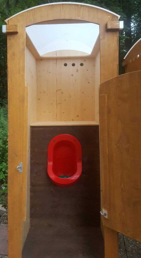 6 - Steh-Pissoir - Pissoir für Männer. Wasserloses Urinal. Aussenansicht