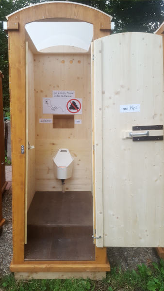 7 - Hocke-Pissoir - Frauen-Pissoir - Aussenansicht, geöffnete Tür