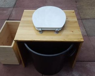 Komposttoilette 'Die große Kleine' mit optionalem Einstreubehälter - Sicht von Hinten