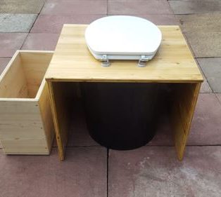 Komposttoilette 'Die große Kleine' mit 80L-Behälter - Sicht von Hinten