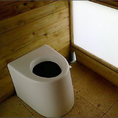 Trockentoilette ECODOMEO Anwendungsbeispiel als öffentliche Toilette in einem Holzhütte
