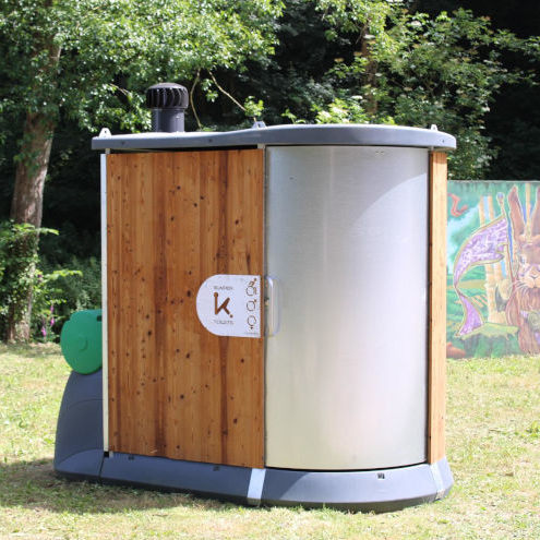BUMPER - öffentliche mobile Trockentoilette im öffentlichen Park _ quadratisch