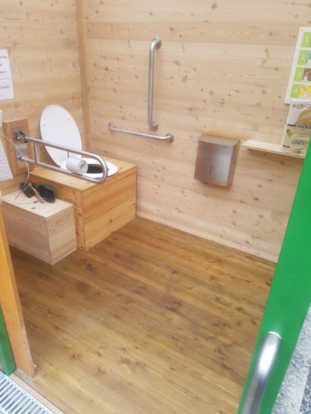 Barrierefreie Komposttoilette Modell WALD, Wanderparkplatz Michelstadt • Handgriffe in der Kabine 1