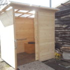 Barrierefreie Komposttoilette – nowato Toilette Modell WALD-Barrierefrei mit 80L-Behälter – Aussenansicht