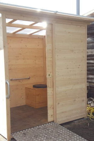 Barrierefreie Komposttoilette - nowato Toilette Modell WALD-Barrierefrei mit 80L-Behälter - Aussenansicht