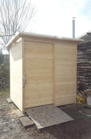 Barrierefreie Komposttoilette - nowato Toilette Modell WALD-Barrierefrei mit 80L-Behälter - Aussenansicht Schiebetür geschlossen
