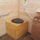 Barrierefreie Komposttoilette – nowato Modell WALD-Barrierefrei mit 80L-Behälter – Innenansicht