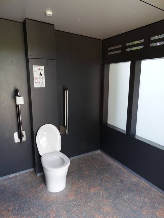 Barrierefreie Toilette mit Unterstand, "Westzipfel" Gemeinde Selfkant - Innenansicht