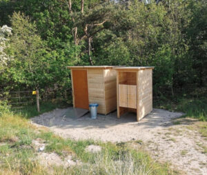 Barrierefreie Toilette und Pissoir WALD an der Geltinger Birk an der Ostsee. Wasserlose Toilettenanlage.