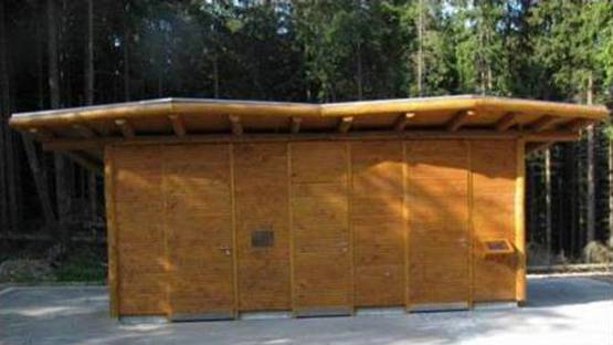 Barrierefreie Toilettenanlage mit handwaschbecken im Nationalpark Eifel - Öffentliche Toilettenanlage mit 2 barrierefreien Toilettenräumen mit Urinal und Handwaschbecken