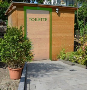 Barrierefreier-Zugang-zur-Toilette-durch-Erdarbeiten-und-Pflasterung