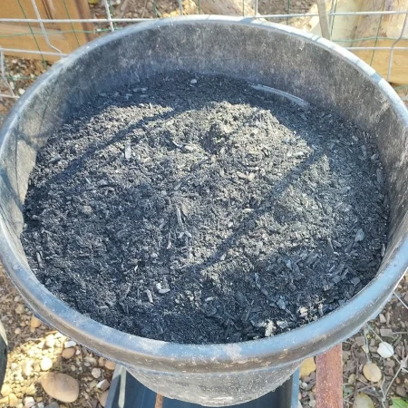 Biofilter mit einer Schicht Biochar oben