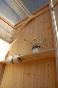 Biotoilette Modell WIESE - Detail vom Hebedach und Ablagebrett