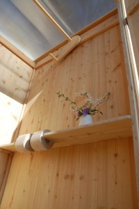Biotoilette Modell WIESE - Detail Hebedach und Ablagefläche mit integriertem Toilettenpapierspender 2x Rollen