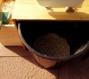 Trockentoilette 'Die große Kleine' mit 80L-Behälter und optionalem Einstreubehälter - Detail von oben, Deckel offen