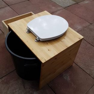 Trockentoilette 'Die große Kleine' mit 80L-Behälter und optionalem Einstreubehälter - Ansicht von hinten, Behälter gezogen