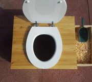 Trockentoilette 'Die große Kleine' mit optionalem Einstreubehälter - Ansicht von oben, Deckel offen