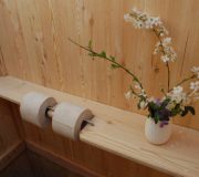 Detail Bio-Toilette WIESE - Ablagebrett und Toilettenpapierspender
