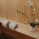 Detail Bio-Toilette WIESE – Ablagebrett und Toilettenpapierspender