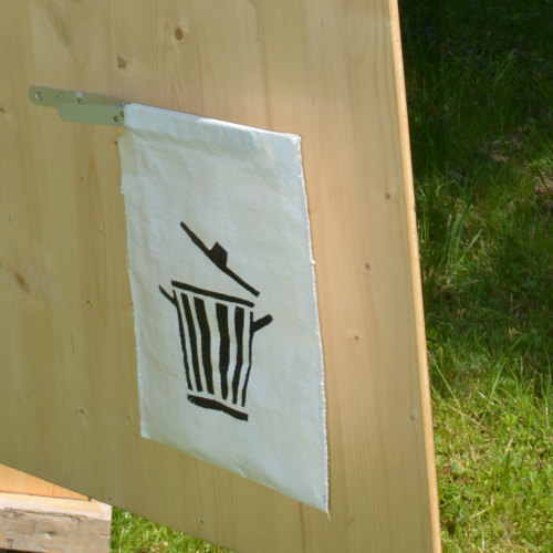 Detail - Trockentoilette - Toilettenhäuschen HEIDE - Detail Mülltüte an der Tür mit Klammerverschluss