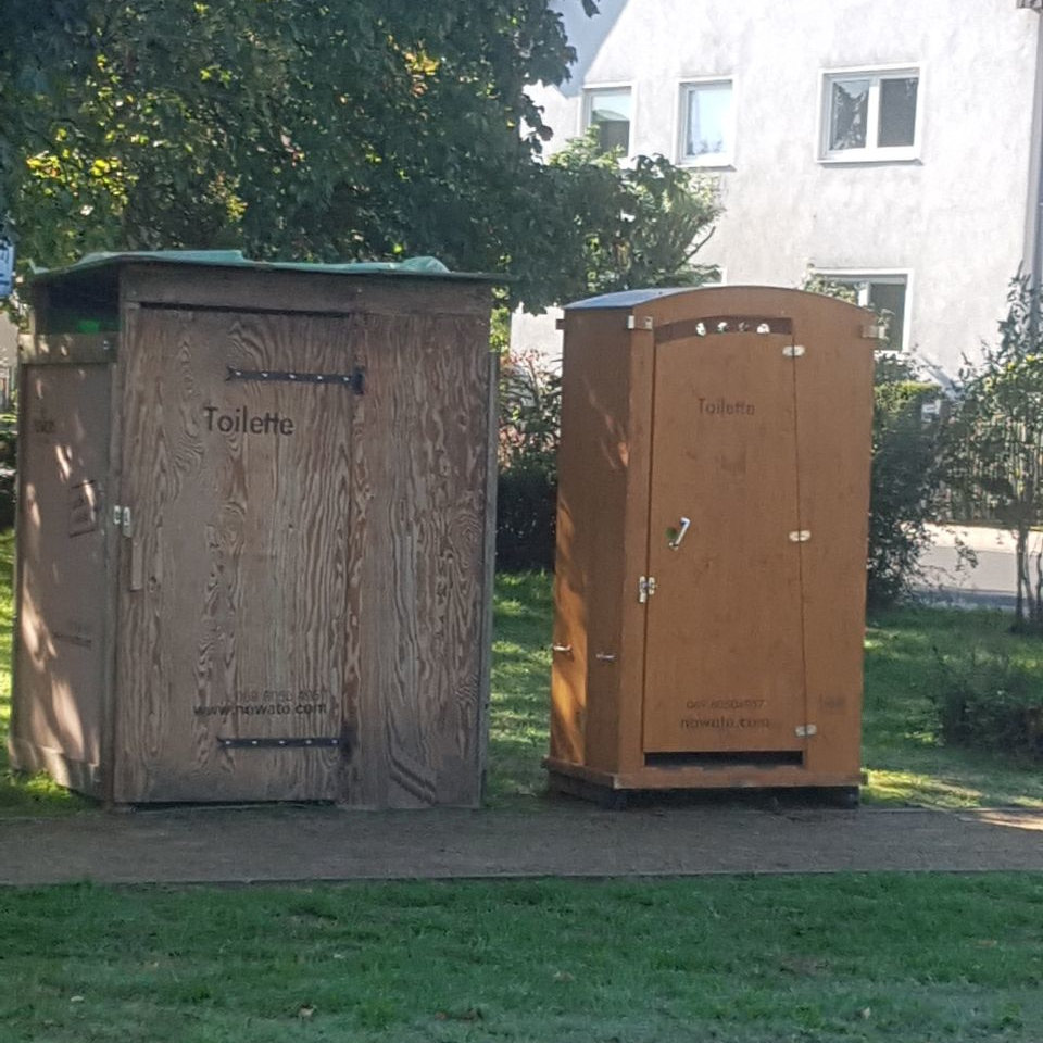 Die alle erste barrierefreie Komposttoilette barrierefrei von nowato Vermietung an einem Spielplatz