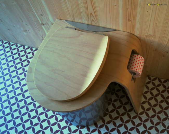 Trenntoilette ECODOMEO - Trockentoilette in einem Gebäude