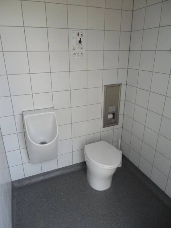 Endhaltestellentoilette für Personal mit Aufenthaltsraum - Mannheim - Trockentoilettenanlage - Innenansicht Toilettenraum Männer