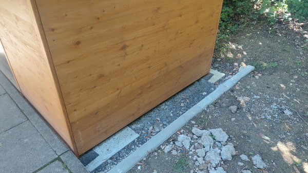 Fundament Toilette-Wald-barrierefrei - Umrandung aus Betonsteine