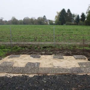 Fondament mineral Beton und Steinplatten. Vorher
