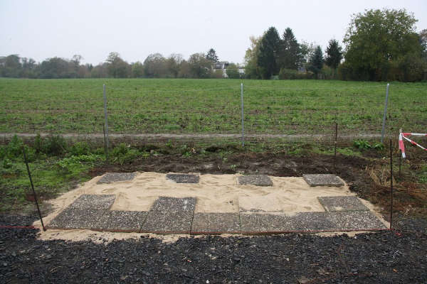 Fondament mineral Beton und Steinplatten. Vorher