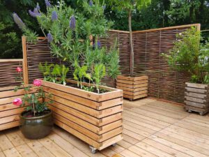 Pflanzkasten von Gartenfrosch - aus dem Holz der heimischen Lärche. Stadtmobiliar, öffentliche Plätze