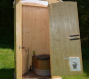 Gartentoilette HEIDE von nowato - Außenansicht- Mülltüte an der Tür