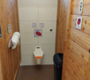Wasserloses Frauen-Urinal "Marcelle" in einer wasserlose Toilettenanlage, Darmstadt