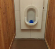 Wasserloses Männer-Urinal "TiPi" in der Toilettenanlage neben dem Café im Hofgut Oberfeld, Darmstadt