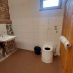 Hofgut Oberfeld – Toilettenanlage, Trockentoilette ECODOMEO, ohne Einstreu in rollstuhlgerechtem Raum