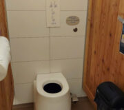 Toilettenanlage des Café vom Hofgut Oberfeld, Darmstadt. Die Trocken-Trenn-Toilette ECODOMEO funktioniert ohne Wasser und riecht nicht.