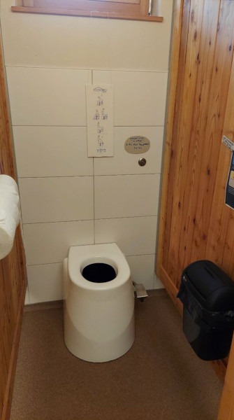 Toilettenanlage des Café vom Hofgut Oberfeld, Darmstadt. Die Trocken-Trenn-Toilette ECODOMEO funktioniert ohne Wasser und riecht nicht.