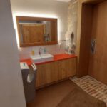 Toiletten des Café auf dem Hofgut Oberfeld – Waschraum und Eingang zur Toiletten