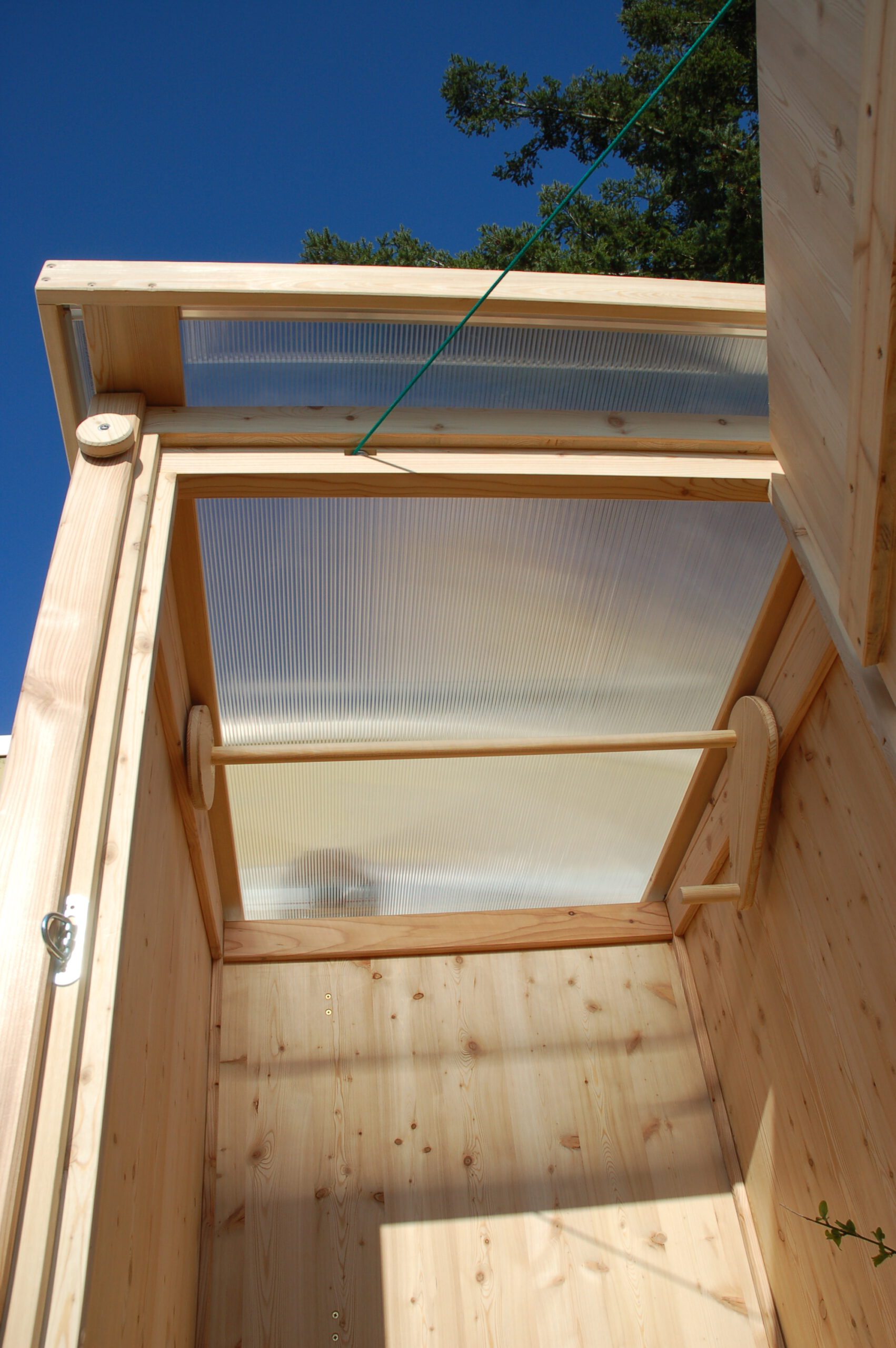 Holztoilette-Gartentoilette-WIESE-Hebedach