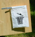 Humus- Trocken- Kompost- Toilettenhäuschen für den Garten und Außenbereich – Detail Mülltasche mit Abschließklammer