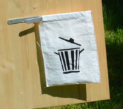 Humus- Trocken- Kompost- Toilettenhäuschen für den Garten und Außenbereich - Detail Mülltasche mit Abschließklammer