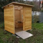 Hundeschule – Lage -Komposttoilette WALD-barrierefrei mit 80L-Behälter – Aussenansicht 1
