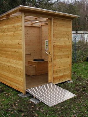 Hundeschule - Lage -Komposttoilette WALD-barrierefrei mit 80L-Behälter - Aussenansicht